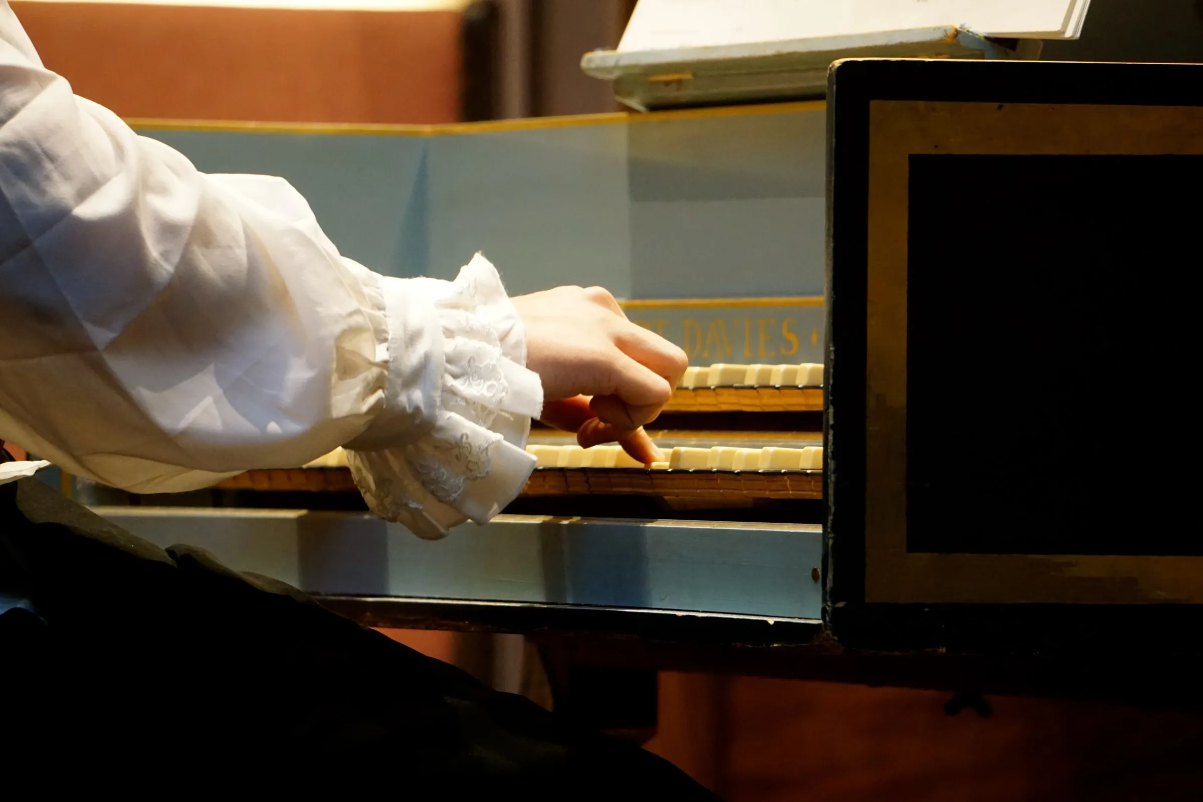 Hands on a harpsichord keyboard